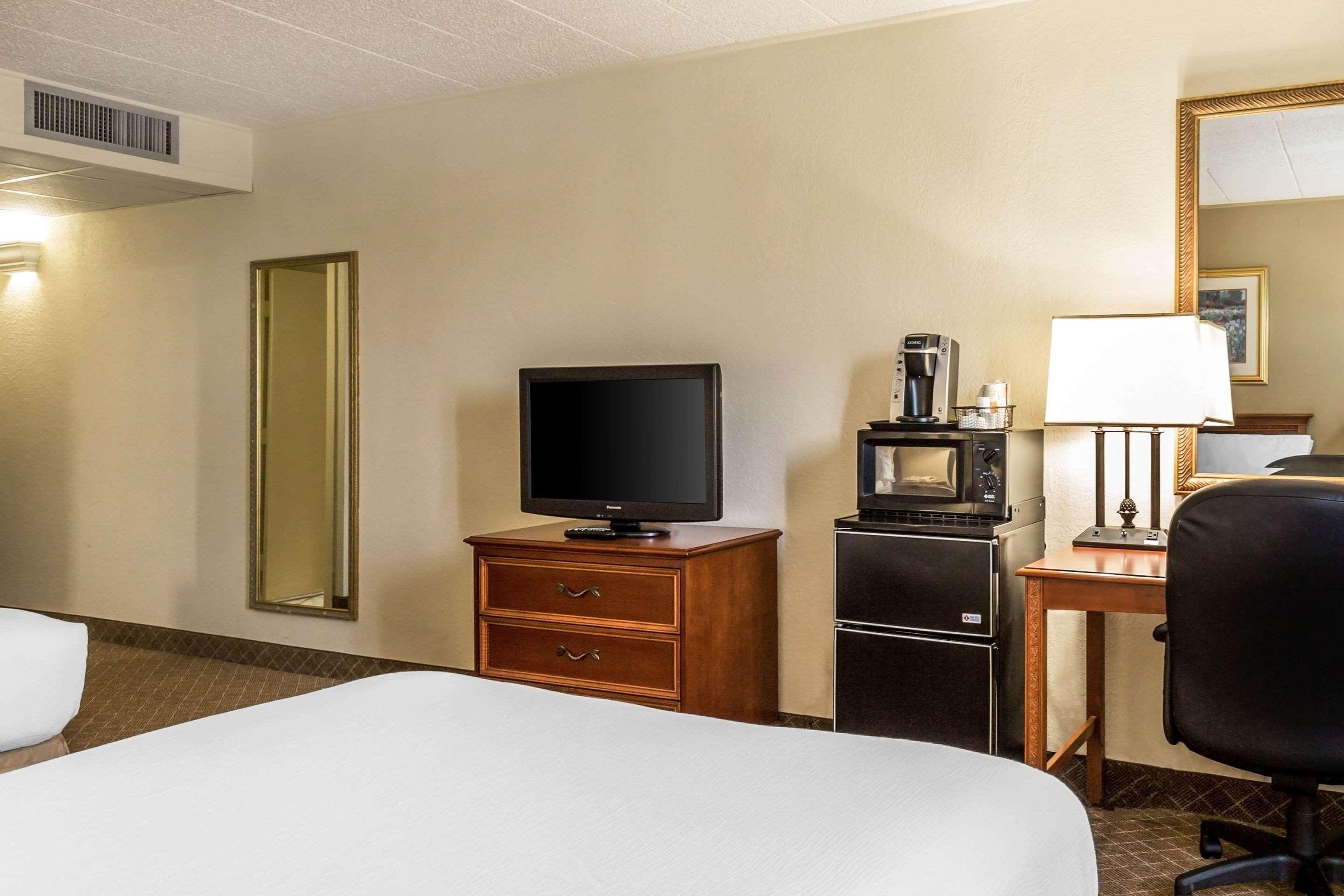 Clarion Inn Frederick Event Center Экстерьер фото