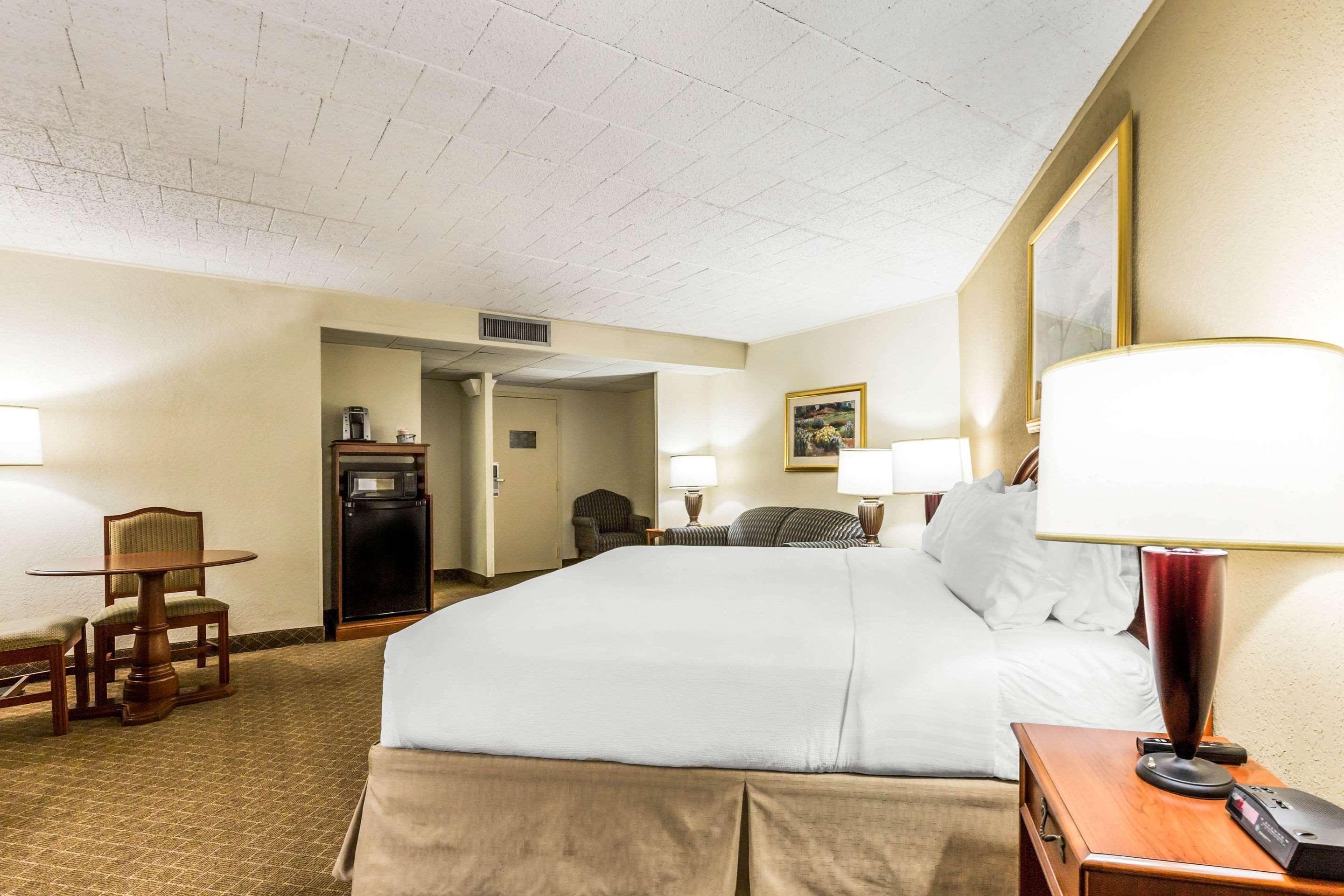 Clarion Inn Frederick Event Center Экстерьер фото