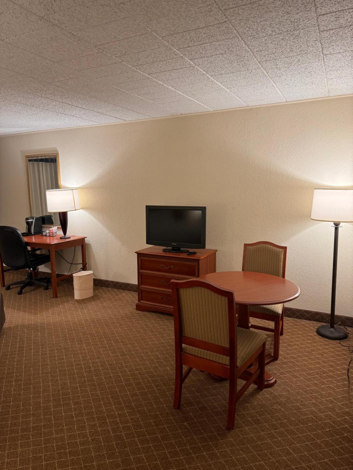 Clarion Inn Frederick Event Center Экстерьер фото
